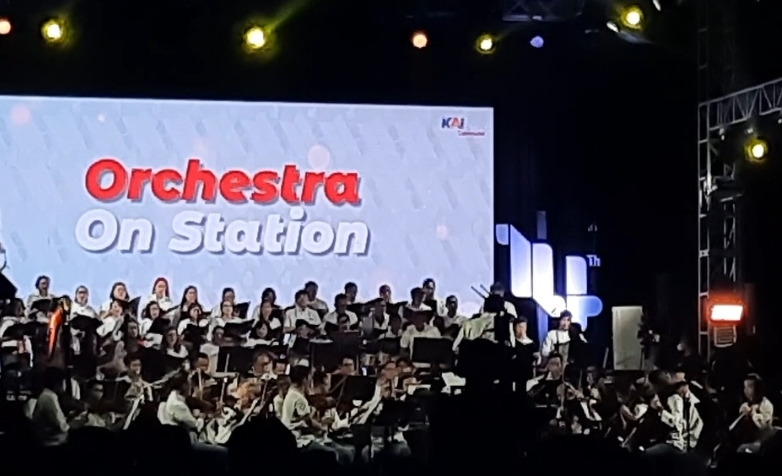 Kelompok musik simfoni Twilite Orchestra oleh Addie MS saat gelaran Orchestra on Station di Stasiun BNI City, Jumat (17/9/2022) malam.