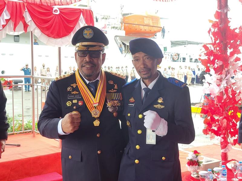 Gubernur Maluku bersama Perwira Upacara Capt Muhammad Alamin Husin dari KSOP Ambon (foto:istimewa/M.Alamin) 
