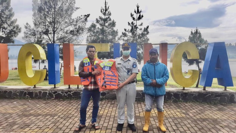 PT Jasa Raharja Cabang Utama Jawa Barat bagikan life jacket ke operator kapal wisata. Foto: istimewa.