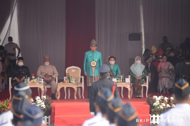 Memhub meminpin upacara puncak Harhubnas di Palembang