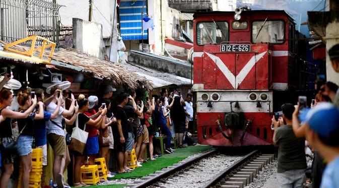 Train Street di Hanoi, Vietnam kembali dibuka untuk turis. (Foto:AFP)