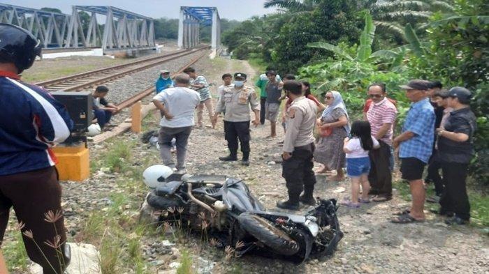 Diduga nekat menerobos pintu perlintasan KA Dusun VII Desa Gunung Megang Dalam Kecamatan Gunung Megang, Muara Enim, pasutri berboncengan motor tertabrak KA Babaranjang, Sabtu (17/9/2022).