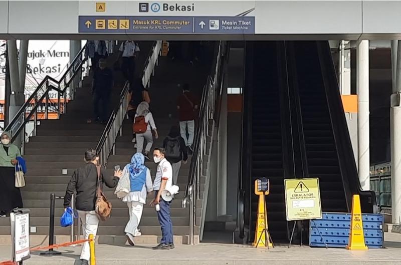 Penumpang masuk ke Stasiun Bekasi menggunakan tangga manual karena eskalator mati.