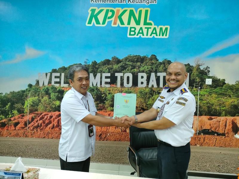 Kepala KSOP Tanjung Balai Karimun saat serah terima dokumen