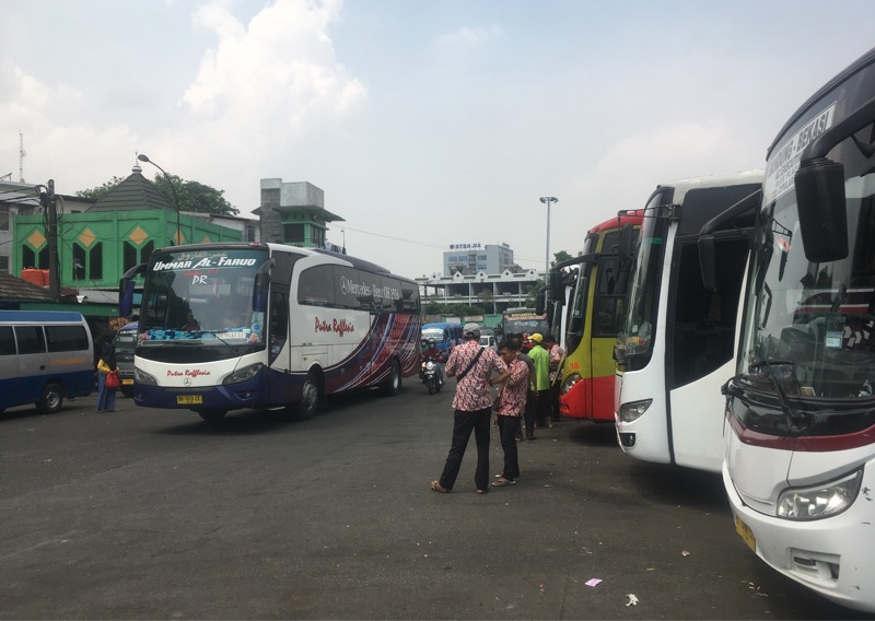 Bus satu persatu diberangkatkan dan sejumlah kru bus AKDP bersiaga menjaring penumpang di Terminal Bekasi, Senin (19/9/2022). Foto: BeritaTrans.com.