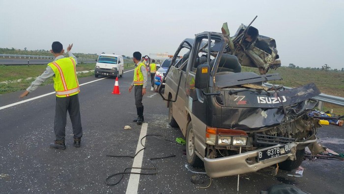 Kecelakaan melibatkan kendaraan elf Nomor polisi BE 7031 VA yang menabrak truk terjadi di Tol Cipali, KM 135-900 