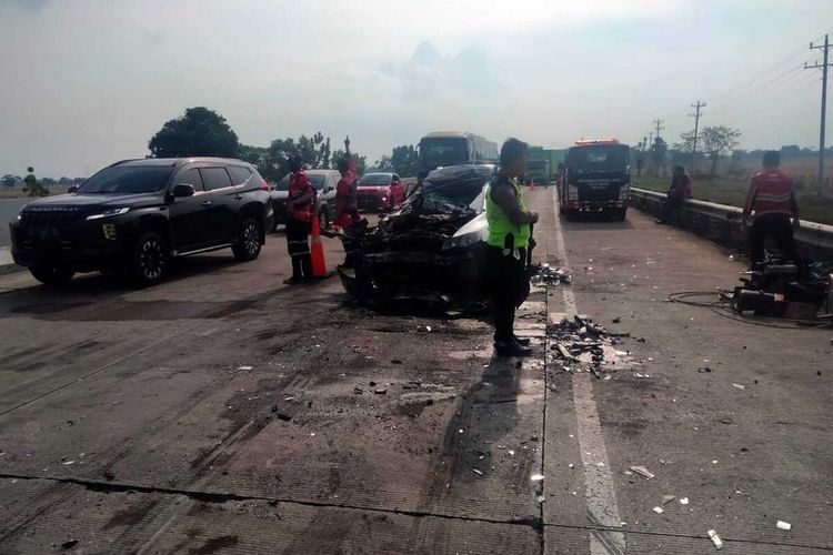 Petugas mengevakuasi korban dan kendaraan yang terlibat kecelakaan di jalan tol ruas Pejagan-Pemalang Kilometer 253, Kabupaten Brebes, Jawa Tengah, Minggu (18/9/2022). (DOKUMENTASI SATLANTAS POLRES BREBES)