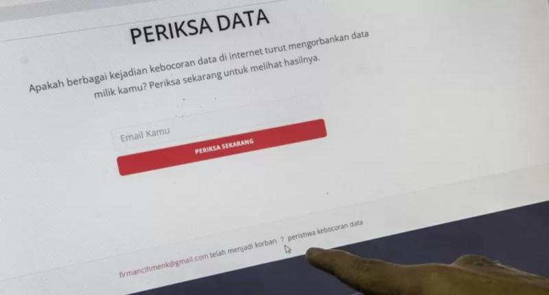 Seorang karyawan menunjukkan jumlah kebocoran data di internet melalui situs web www.periksadata.com di Jakarta, Senin (5/9/2022).