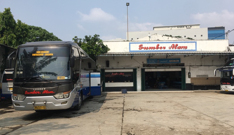 Pool bus Sumber Alam yang berada di Pondok Ungu, Bekasi.