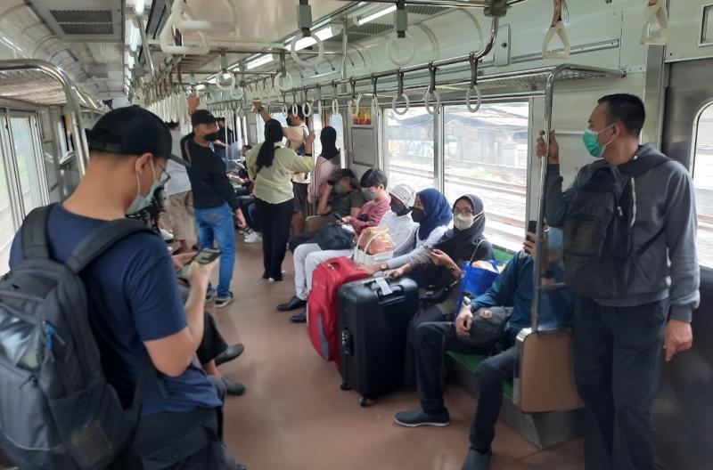 Suasana di dalam rangkaian yang berjalan dari arah Stasiun Bekasi demgan tujuan Kampung Bandan pada Selasa Siang.