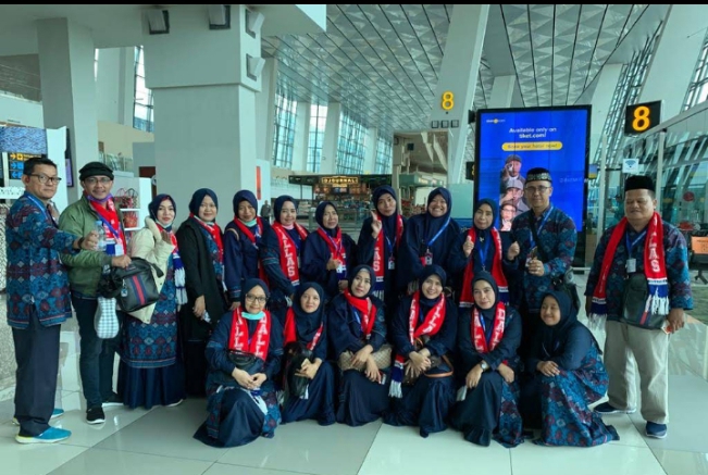 Jamaah umroh dengan maskapai Garuda Indonesia di Bandara Soetta (ist)