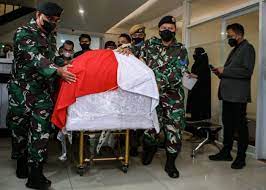 Sejumlah anggota TNI membawa peti jenazah Ketua Dewan Pers Azyumardi Azra menuju mobil jenazah setibanya dari Kuala Lumpur, Malaysia, di Bandara Soekarno Hatta, Tangerang, Banten, Senin.