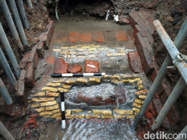 Saluran air kuno Batavia ditemukan di lokasi proyek MRT Jakarta fase 2A Glodok-Kota. Benda diduga cagar budaya itu ditemukan secara tidak sengaja. (dok. MRT) 