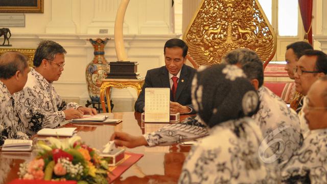 Sejumlah pengurus Persatuan Guru Republik Indonesia (PGRI) bertemu dengan Presiden Joko Widodo (Jokowi) di Istana Merdeka, Jakarta, Senin (6/5/2015). 