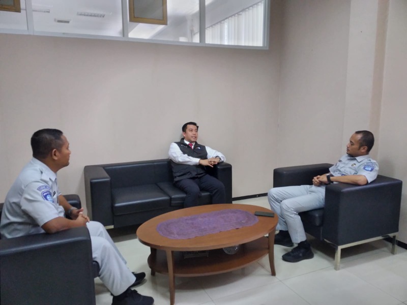 Jasa Raharja Perwakilan Purwakarta menerima kunjungan kerja dari Kepala Pusat P3DW Kabupaten Purwakarta Hendrian Oetama. Foto: istimewa.