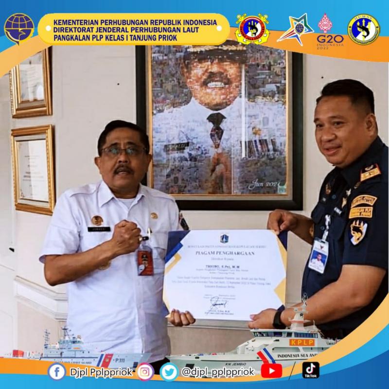 Kepala PLP Kelas I Tanjung Priok menerima penghargaan dari Bupati Kepulauan Seribu, Rabu (21/9). (foto: dok. Humas DJPL)