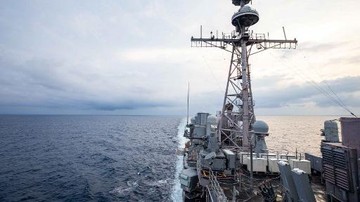 Dalam gambar selebaran ini milik Angkatan Laut AS yang diambil pada 28 Agustus 2022, kapal penjelajah berpeluru kendali kelas Ticonderoga USS Chancellorsville (CG 62) transit di Laut China Timur di Selat Taiwan selama operasi rutin yang sedang berlangsung. (AFP/JUSTIN STACK)