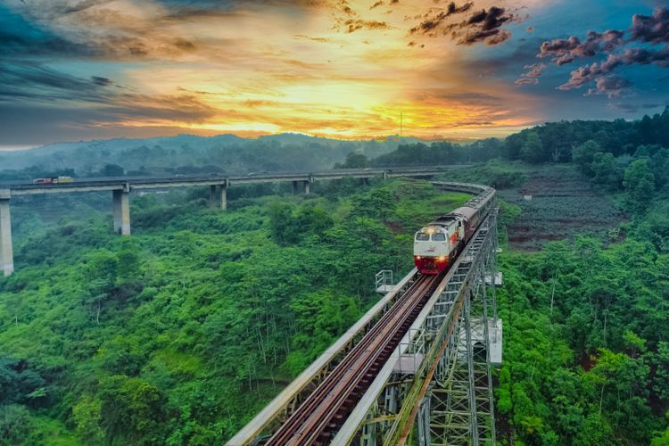 Ilustrasi kereta api. KAI akan segera memperkenalkan kereta panoramic pertama di Indonesia dalam waktu sekitar satu atau dua bulan ke depan.(SHUTTERSTOCK/AKHMAD DODY FIRMANSYAH)