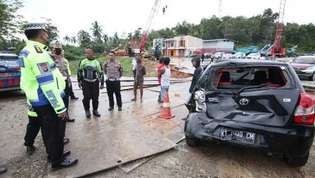 Toyota Etios Valco, salah satu kendaraan yang terlibat kecelakaan maut menewaskan lima orang  di Jalan Soekarno Hatta KM 24, Balikpapan, Kaltim, Rabu, 21 September 2022 dini hari. (Foto: TBNews Kaltim)