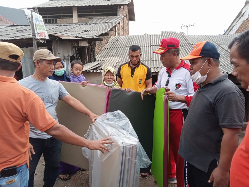 Kapolsek Bekasi Kota Kompol H. Salahuddin bersama dengan Waka Polsek Bekasi Kota AKP Sudarmi bersama personel Polsek Bekasi Kota melaksanakan bedah rumah ibu Sri Rahayu yang mengalami sakit dan tinggal di rumah yang tidak laik huni. Foto: istimewa.