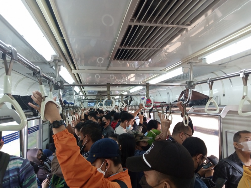 Suasana di KRL tujuan akhir Jakarta Kota