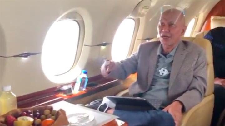Potret Ketua Banggar DPR RI Said Abdullah merokok dalam pesawat pribadi. Twitter/gagahwicaksana