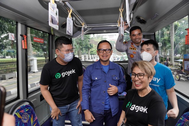 Wali Kota Bogor, Bima Arya, menaiki Trans Pakuan yang kini telah terintegrasi dengan GoPay. 