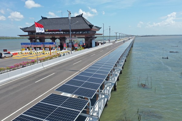 Pembangkit Listrik Tenaga Surya (PLTS) di Jalan Tol Bali-Mandara telah resmi beroperasi. Begini penampakannya.