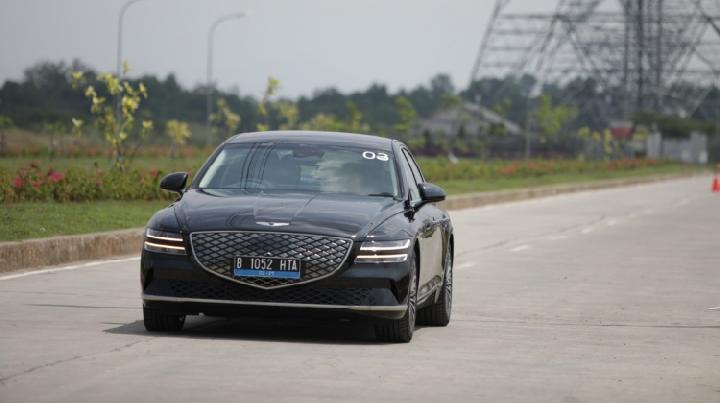 Mobil listrik Genesis G80 yang digunakan untuk pelatihan G20 Driver Training atau latihan mengemudi untuk anggota Paspampres dan TNI yang akan bertugas di KTT G20 di Bali November mendatang. 21 September 2022. (Hyundai Indonesia)