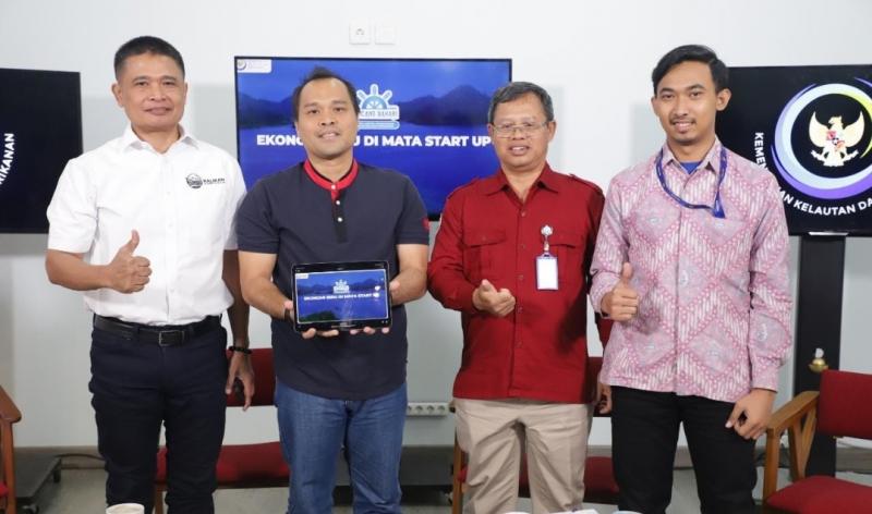 Asisten Khusus Menteri Kelautan dan Perikanan Bidang Media dan Komunikasi Publik Doni Ismanto (paling kiri) foto bersama dengan CEO Kalikan Dian Rachmawan, Direktur Perbenihan Ditjen Perikanan Budidaya KKP Nono Hartato, dan CEO Fishlog Bayu Anggara usai Talkshow Bincang Bahari 7 dengan tema Ekonomi Biru di Mata Startup yang berlangsung hybrid dari Media Center KKP, Jakarta, Kamis (22/9/2022). Program Ekonomi Biru KKP dinilai menawarkan banyak peluang usaha bagi pelaku usaha rintisan (startup) di Indonesia untuk tumbuh dan berkembang.