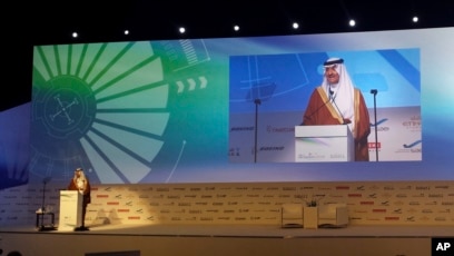 Pangeran Sultan bin Salman menceritakan pengalamannya sebagai orang Arab dan Muslim pertama yang menjelajah ke luar angkasa pada 1985 dalam Konferensi Luar Angkasa Global di Abu Dhabi, pada 8 Maret 2016. (Foto: AP/Aya Batrawy)
