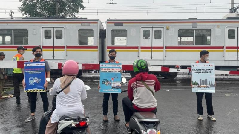 KAI Daop 1 Jakarta melakukan sosialisasi, kampanye berkeselamatan di jalan langsung dengan menggandeng komunitas. Hal itu juga untuk mendorong pengguna jalan lebih waspada terutama pada perlintasan KA.