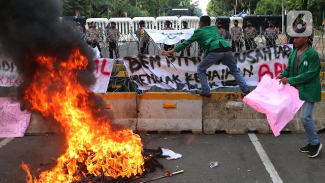 Sejumlah elemen mahasiswa menggelar demo dengan membakar ban bekas di kawasan Patung Kuda, Jakarta Pusat.