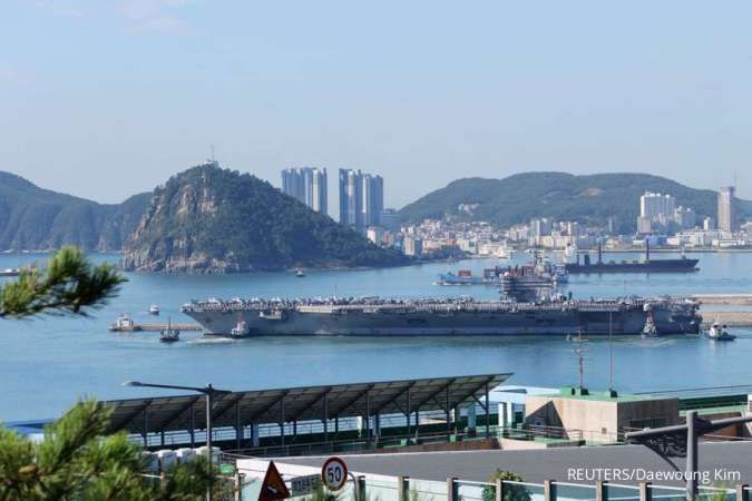 Kapal induk Angkatan Laut AS USS Ronald Reagan berlabuh di sebuah pelabuhan di Busan, Korea Selatan, 23 September 2022. REUTERS/Daewoung Kim 