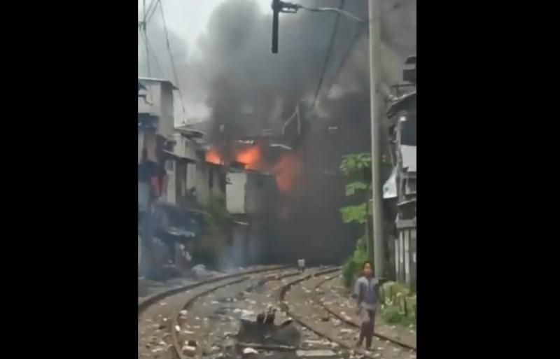 Kebakaran terjadi di dekat Stasiun Ancol, Jumat (23/9/2022) siang.