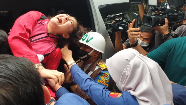 Direktur Utama PT Misi Mulia Metrikal, Hasnaeni (H) alias Wanita Emas, meronta ketika hendak dimasukkan ke mobil tahanan usai dijemput paksa Kejagung.