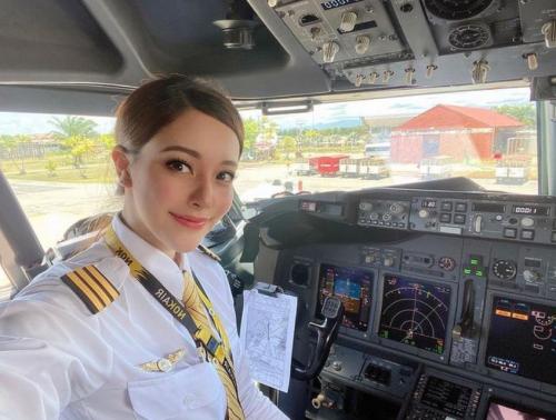 Pilot cantik asal Thailand, Capt. April Evelyn (Foto: Instagram/@aprilevelyn)