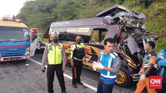 Sebanyak 5 orang tewas akibat mobil Elf yang melaju dari arah Solo menuju Semarang menabrak truk fuso yang mengangkut kayu. 