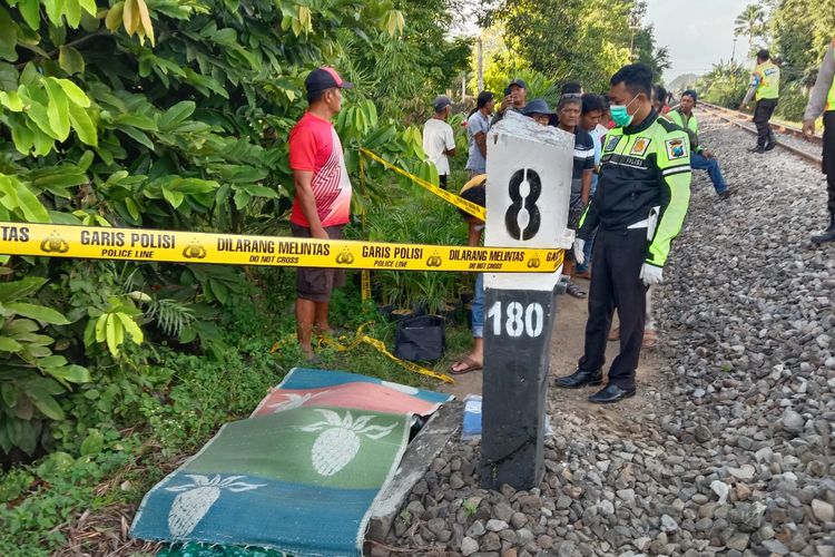 Proses evakuasi seorang warga Banjarejo, Kecamatan Ngadiluwih, Kabupaten Kediri, Jawa Timur yang tewas usai tertabrak kereta api, Ahad (25/9/2022). (Dok Polsek Ngadiluwih )