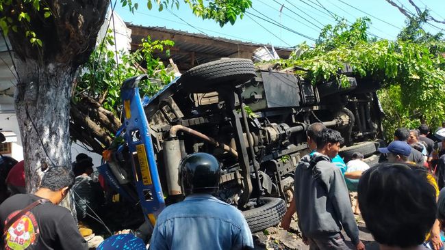Lokasi truk terguling usai menabrak motor di Banyuwangi