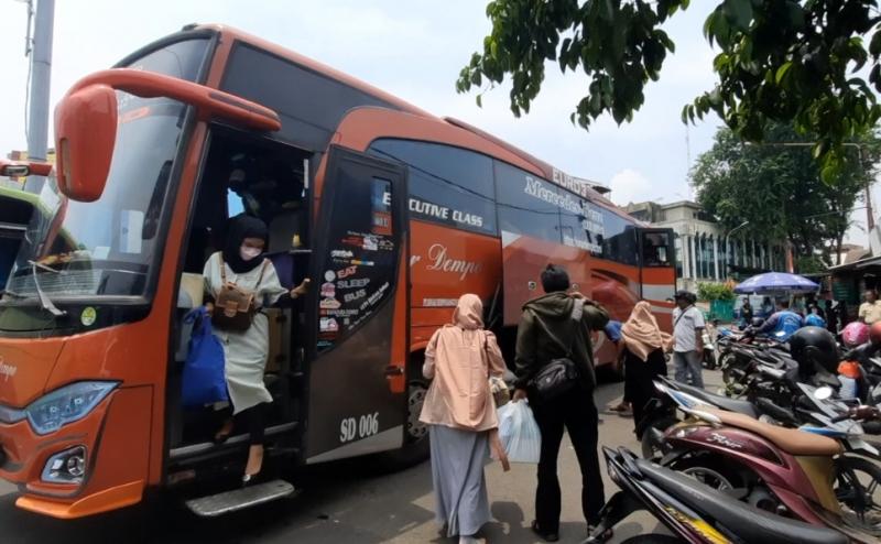 Bus AKAP yang baru tiba di Terminal Bekasi menurunkan penumpang dan para kru membantu mengeluarkan barang bawaan dari bagasi, Ahad (25/9/2022).