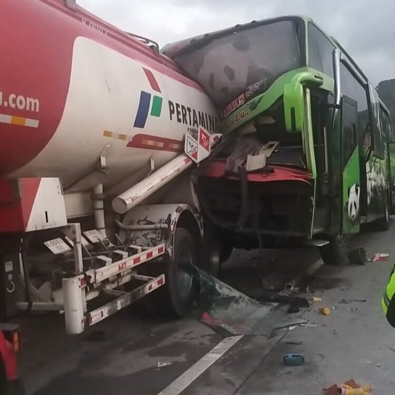 Bus Restu hantam bagian belakang truk tangki Pertamina. Foto: istimewa.