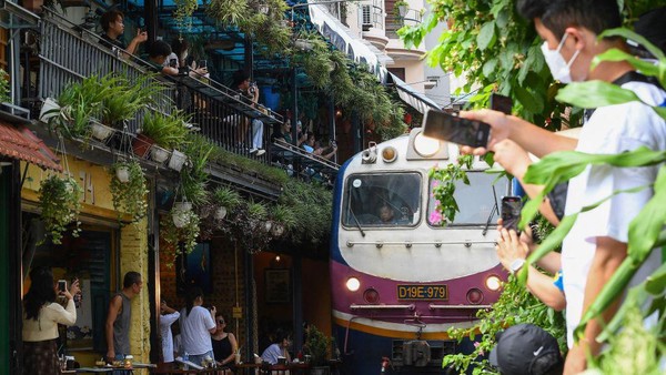 Foto: Train Street di Hanoi, Vietnam (Nhac Nguyen/AFP/Getty Images)
