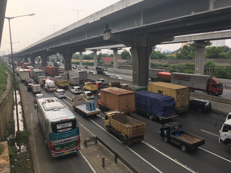 Kendaraan padat merayap di Tol Bekasi Timur, Senin (26/9/2022) sore. Foto: BeritaTrans.com.
