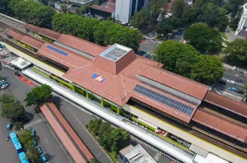  PT Kereta Api Indonesia (Persero) meresmikan penggunaan Pembangkit Listrik Tenaga Surya (PLTS) atau Solar Panel di Stasiun dan Kantor KAI di Stasiun Gambir, Senin (26/9/2022). 