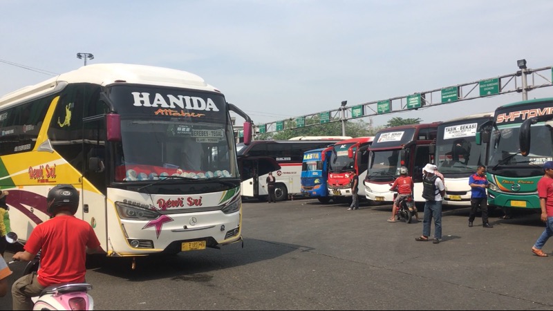 Satu persatu bus antarkota diberangkatkan dari Terminal Bekasi, Senin (26/9/2022). Foto: BeritaTrans.com.