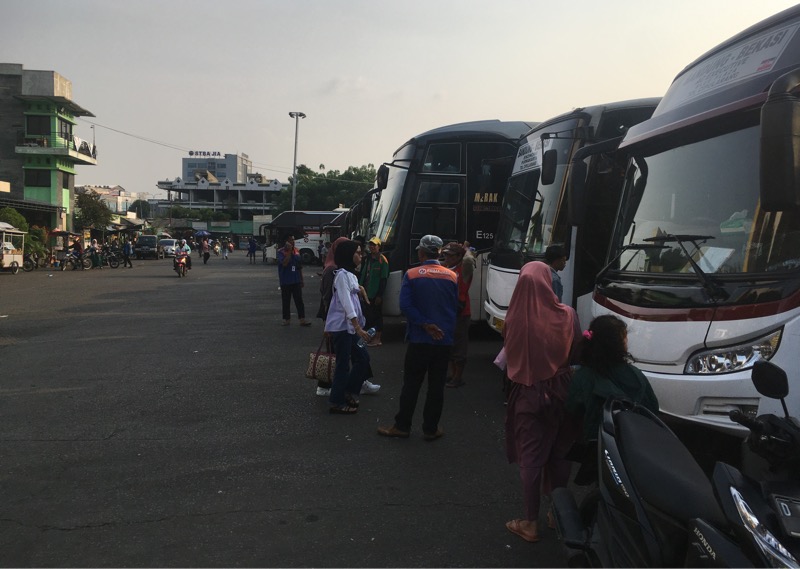 Kru bus Primjasa bersiaga menjaring calon penumpang di Terminal Bekasi, Selasa (27/9/2022) sore. Foto: BeritaTrans.com.