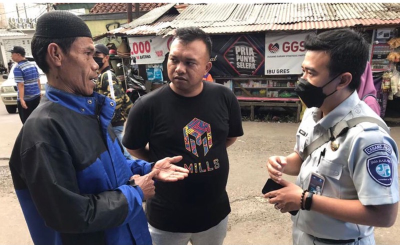 Petugas Jasa Raharja Sukabumi Gercep tangani kasus kecelakaan di Jalan Raya RA Kosasih Depan Komplek Pesona Cibeureum Permai DesaSukaraja Kec. Sukaraja Kabupaten Sukabumi, kecelakaan maut yang terjadi pada Kamis (22/9/2022) sekitar jam 10.00 WIB. Foto: istimewa.