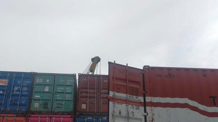 Pengangkutan barang dari dalam Pelabuhan Tunon Taka Nunukan.