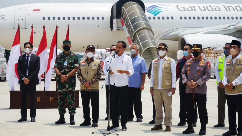 Presiden Joko Widodo saat melepas penerbangan Garuda daru Bandara Halim menuju Pakistan melalui Bandara Banda Aceh